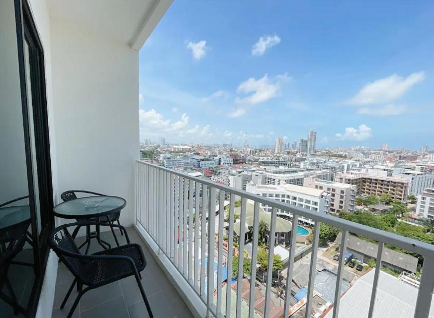 The Base Long Balcony King-bed With Infinity Pool & Free Netflix Pattaya