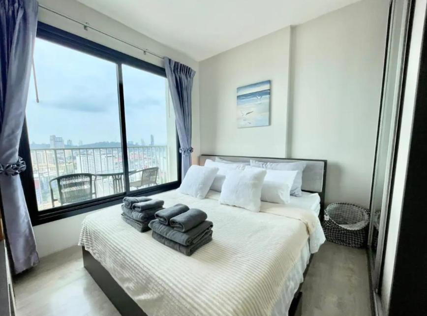 The Base Long Balcony King-bed With Infinity Pool & Free Netflix Apartment *