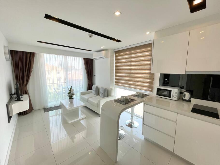 Bright Corner 1 Bedroom In City Center Apartment Pattaya