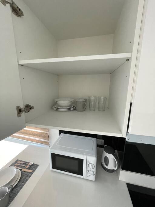 Bright Corner 1 Bedroom In City Center Apartment