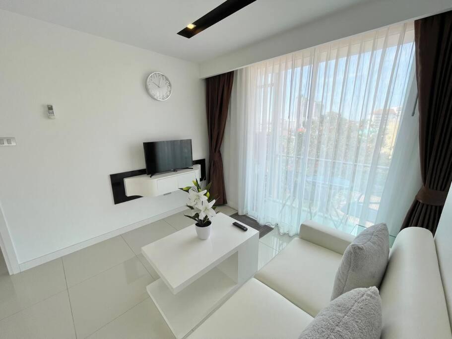 Bright Corner 1 Bedroom In City Center Apartment *