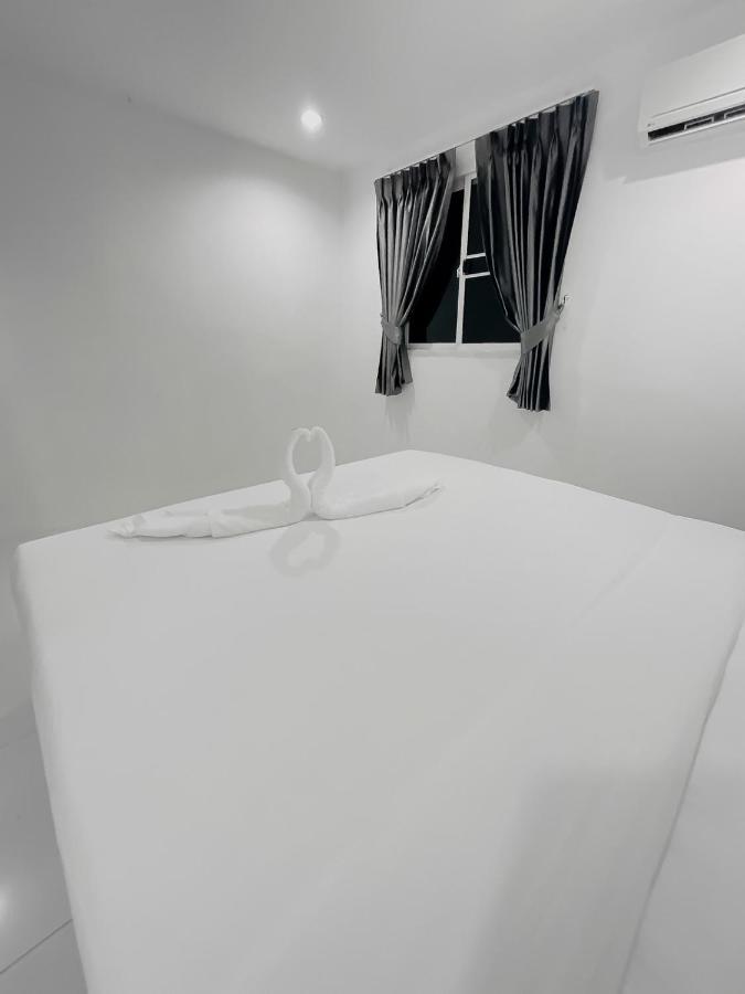 Genie's - Boutique & Lounge