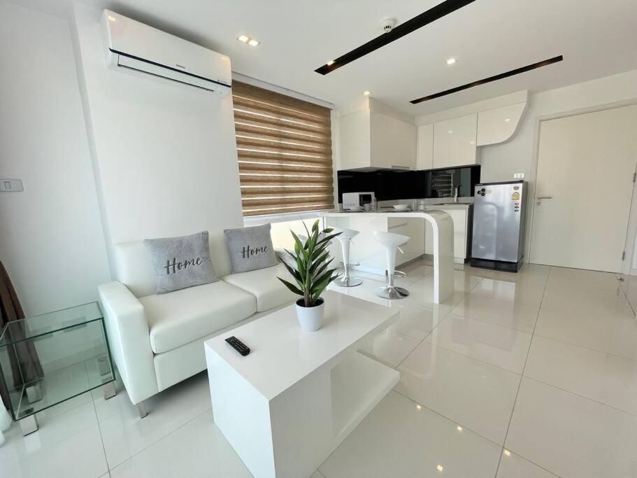 Bright Corner 1 Bedroom In City Center Apartment Pattaya