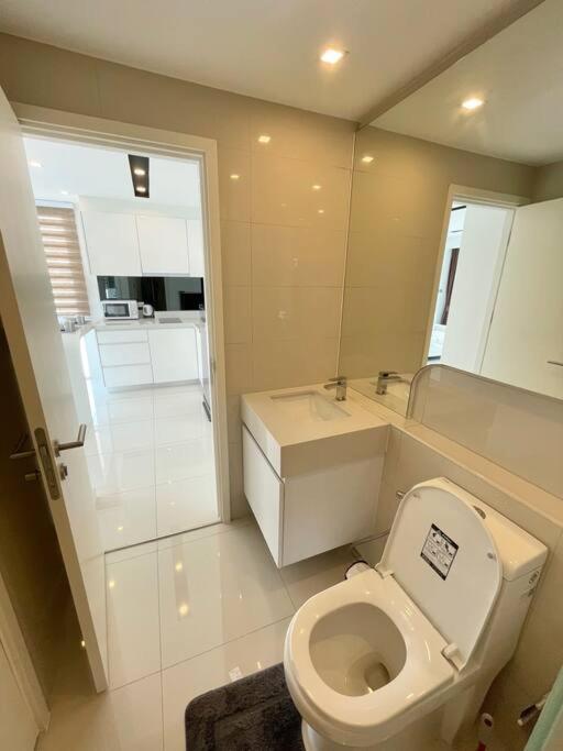 Bright Corner 1 Bedroom In City Center *