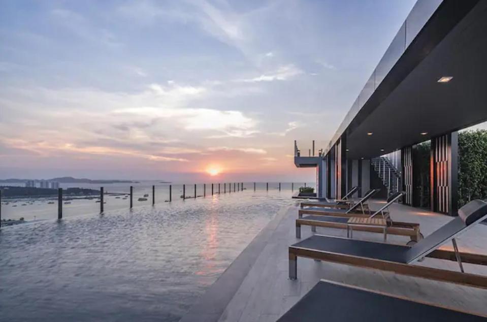 The Base 2bed King&queen Sky Seaview & Infinity Pool