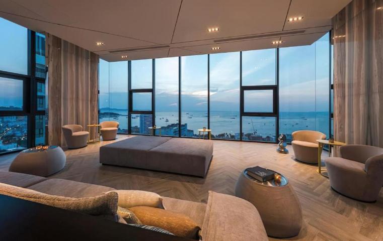 The Base Long Balcony King-bed With Infinity Pool & Free Netflix * Pattaya