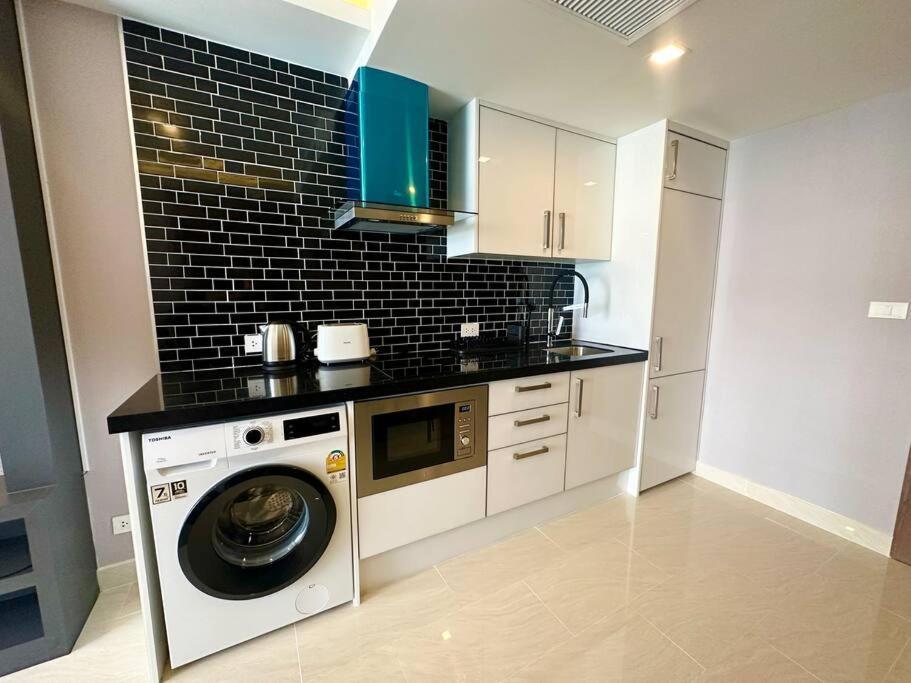 Large Luxury - Centre - Grand Avenue Residences, Pool View - 413 Apartment