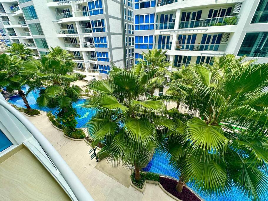 Large Luxury - Centre - Grand Avenue Residences, Pool View - 413 *