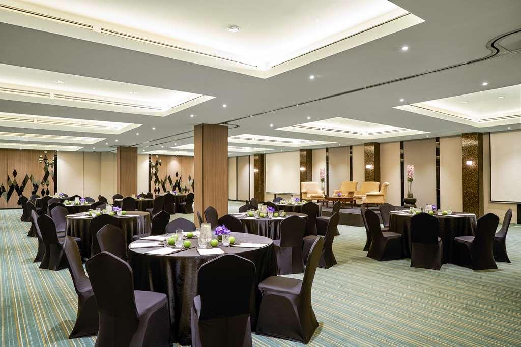 Hotel Avani And *