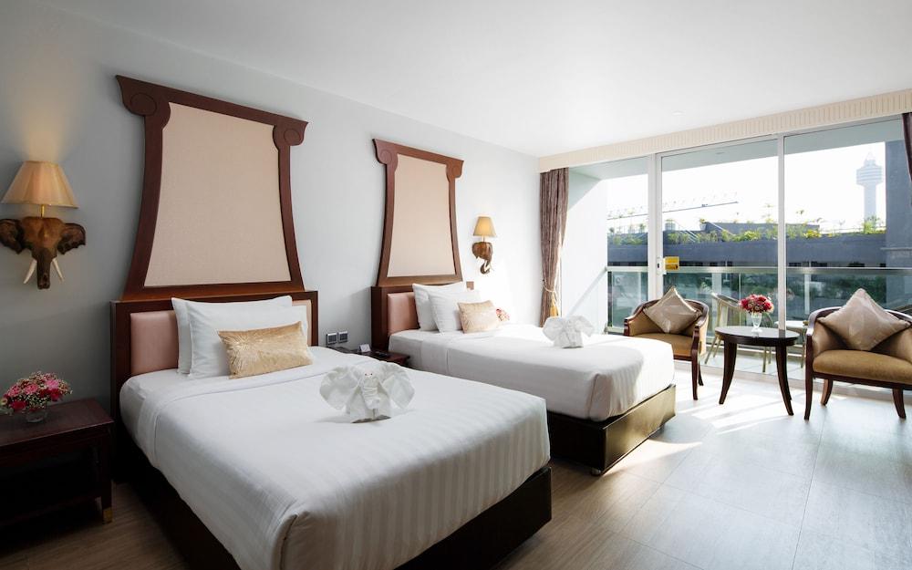 Aiyara Grand Hotel