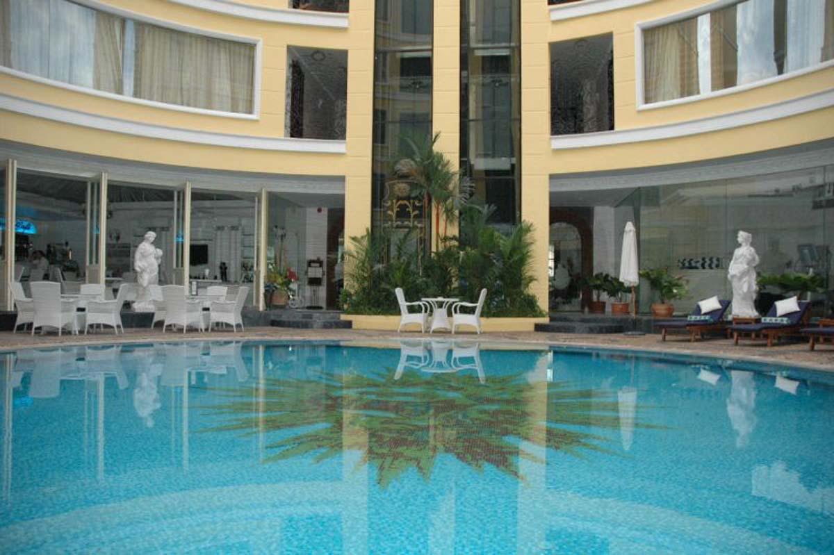 Four Seasons Place 4*