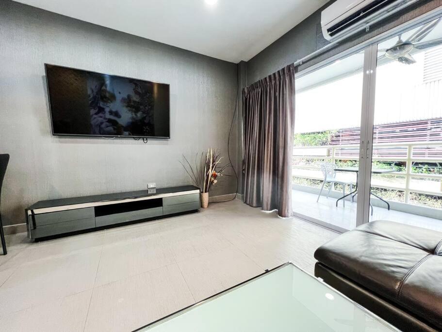 Beachfront Retreat King Size Studio At Iconic Vt6! Apartment