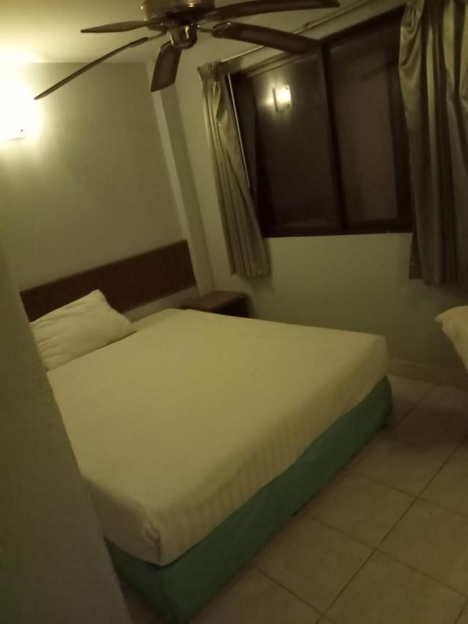 Kingfisher House And Bar Guest house