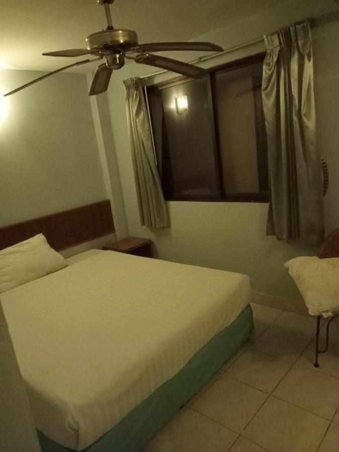 Kingfisher House And Bar Guest house