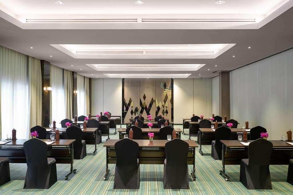 Hotel Avani And *