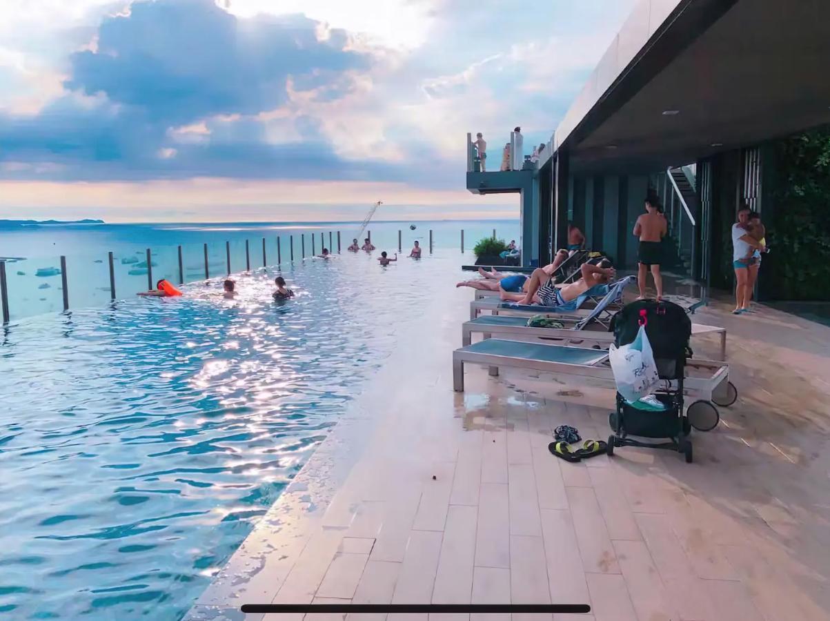 Central With Infinity Pool, Near The Beach Apartment