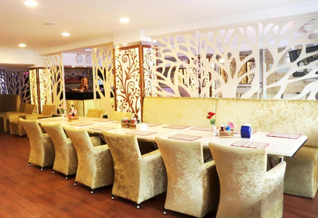 Abunawas Merry At Walking Street Pattaya