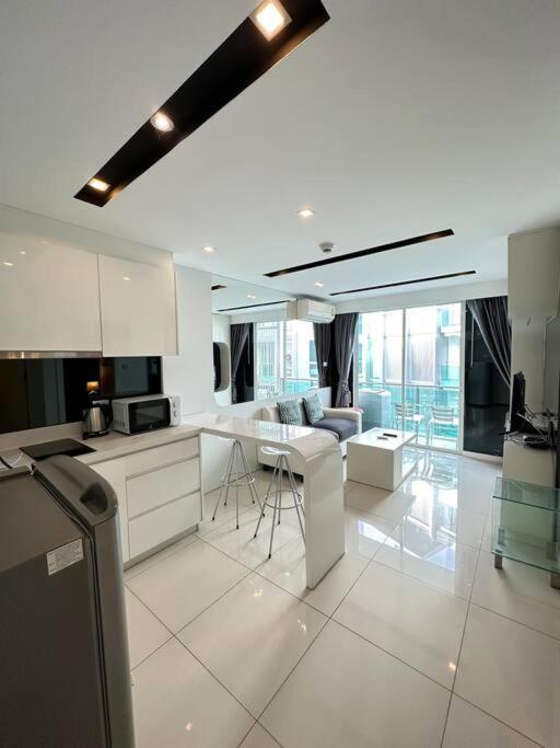 Center - Pool View Apartment Pattaya