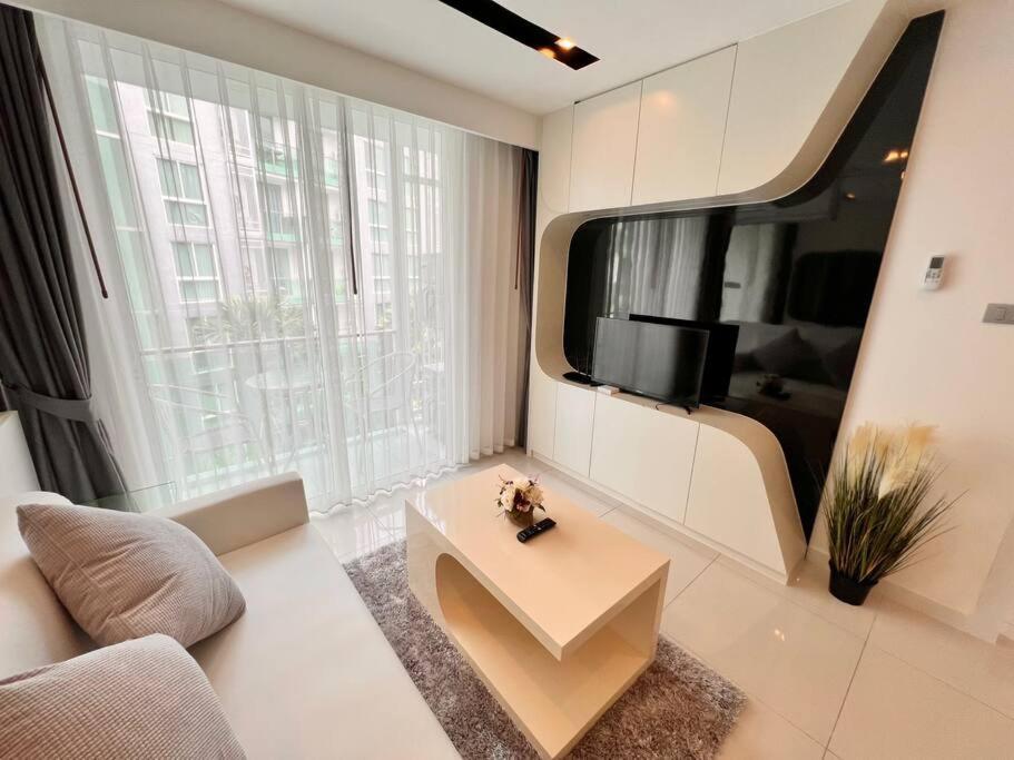 At 1 Bed In Ccr Condominium *