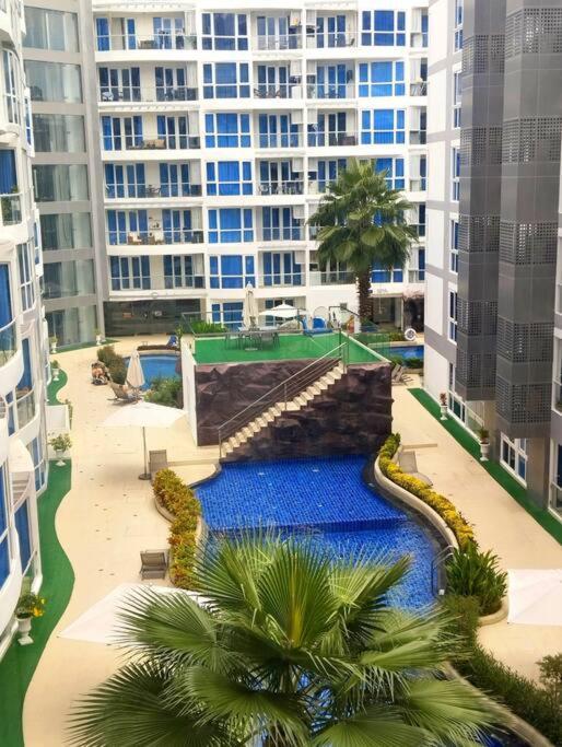 Grand Avenue Apartment