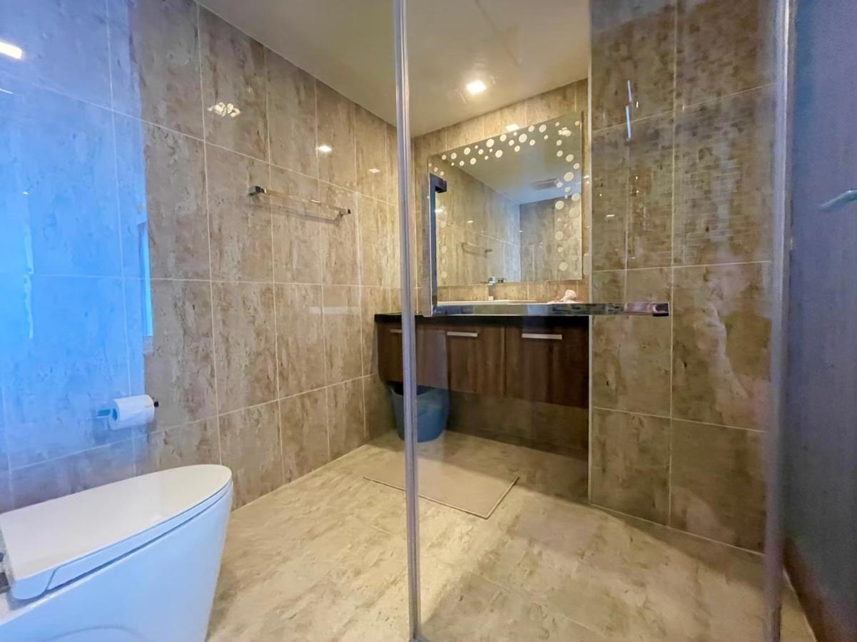 Large Deluxe 5 Grand Avenue
