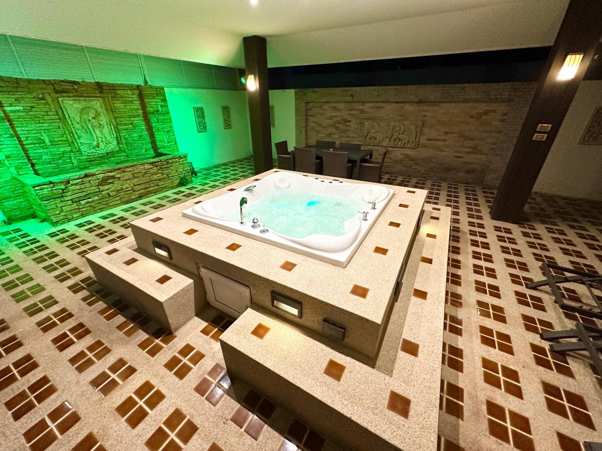 Private Pool & Jacuzzi Villa, Phratumnak, - 600m From The Beach, 711 Nearby