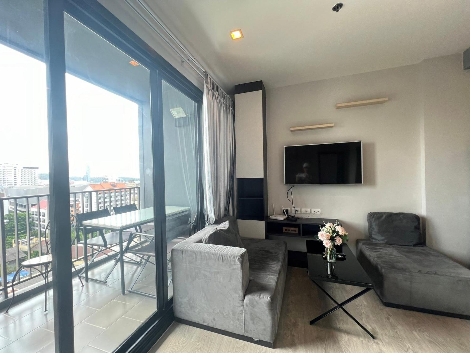 Apartment Downtown Lux Fun 2bedroom Rooftop Pool #taa16710 Pattaya