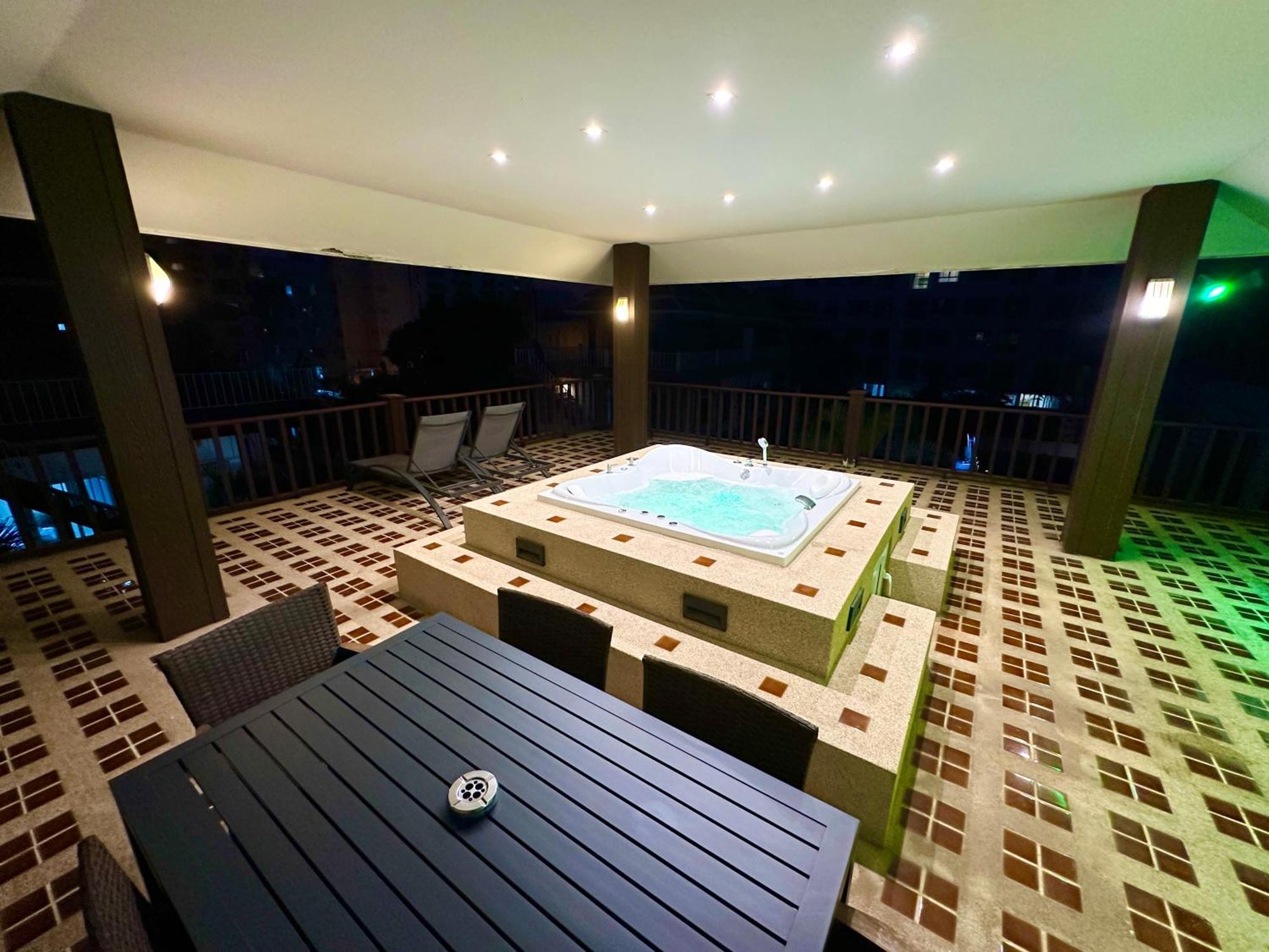 Private Pool & Jacuzzi Villa, Phratumnak, - 600m From The Beach, 711 Nearby Villa *