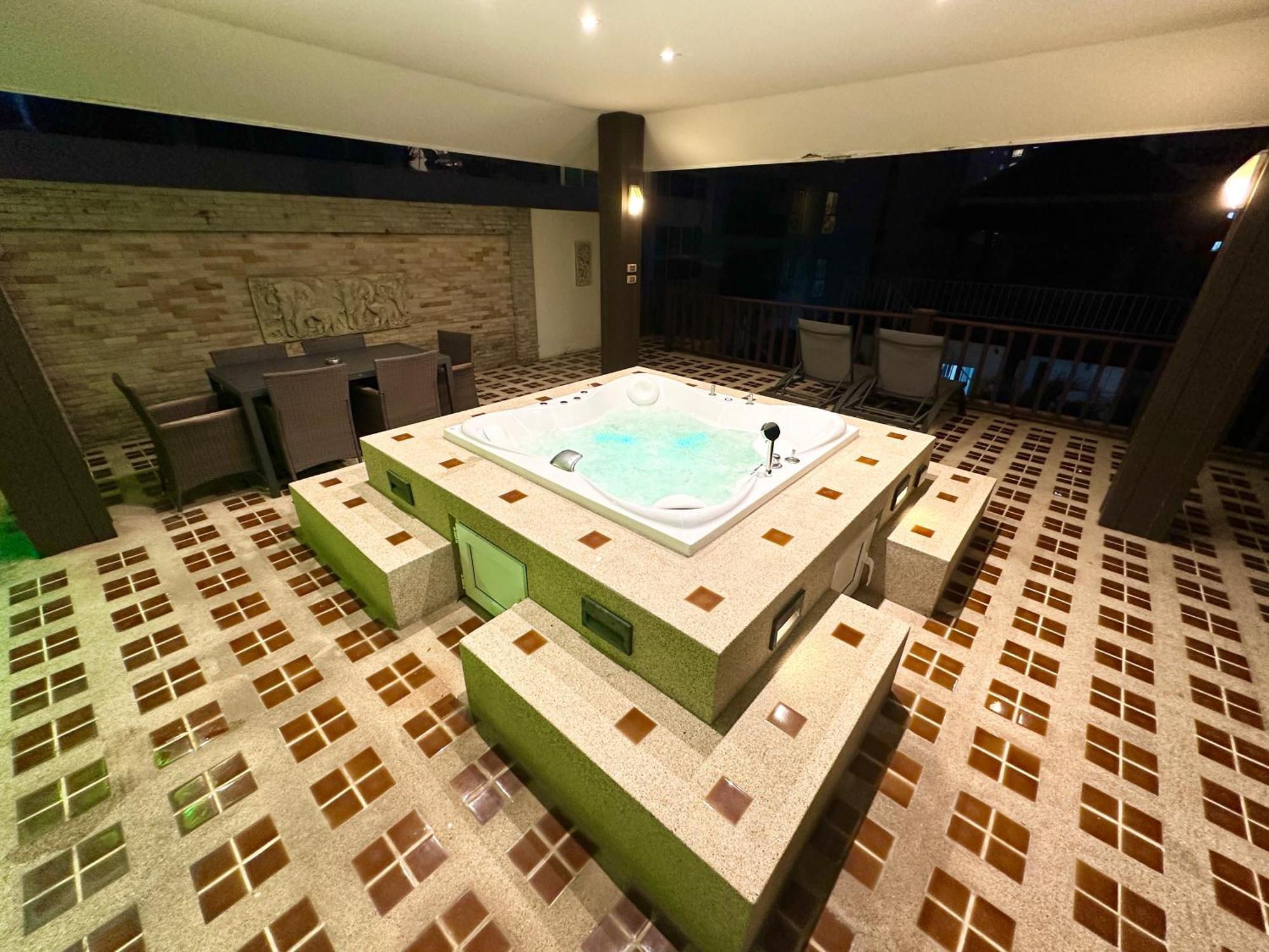 Private Pool & Jacuzzi Villa, Phratumnak, - 600m From The Beach, 711 Nearby *