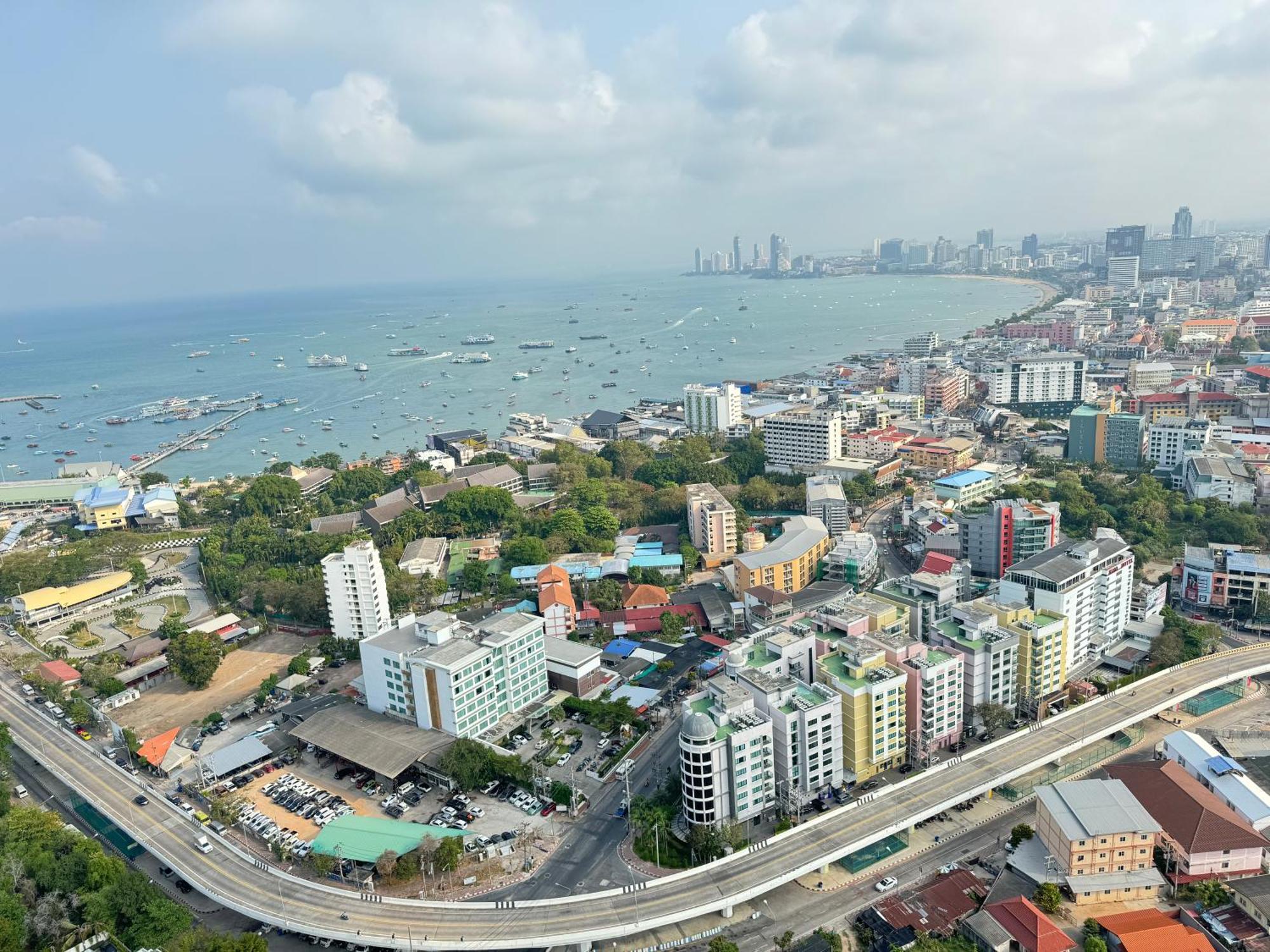 View Sea看海观景公寓 机场巴士站隔壁 出门双条车到芭提雅海滩、步行街和各㬌点 Apartment