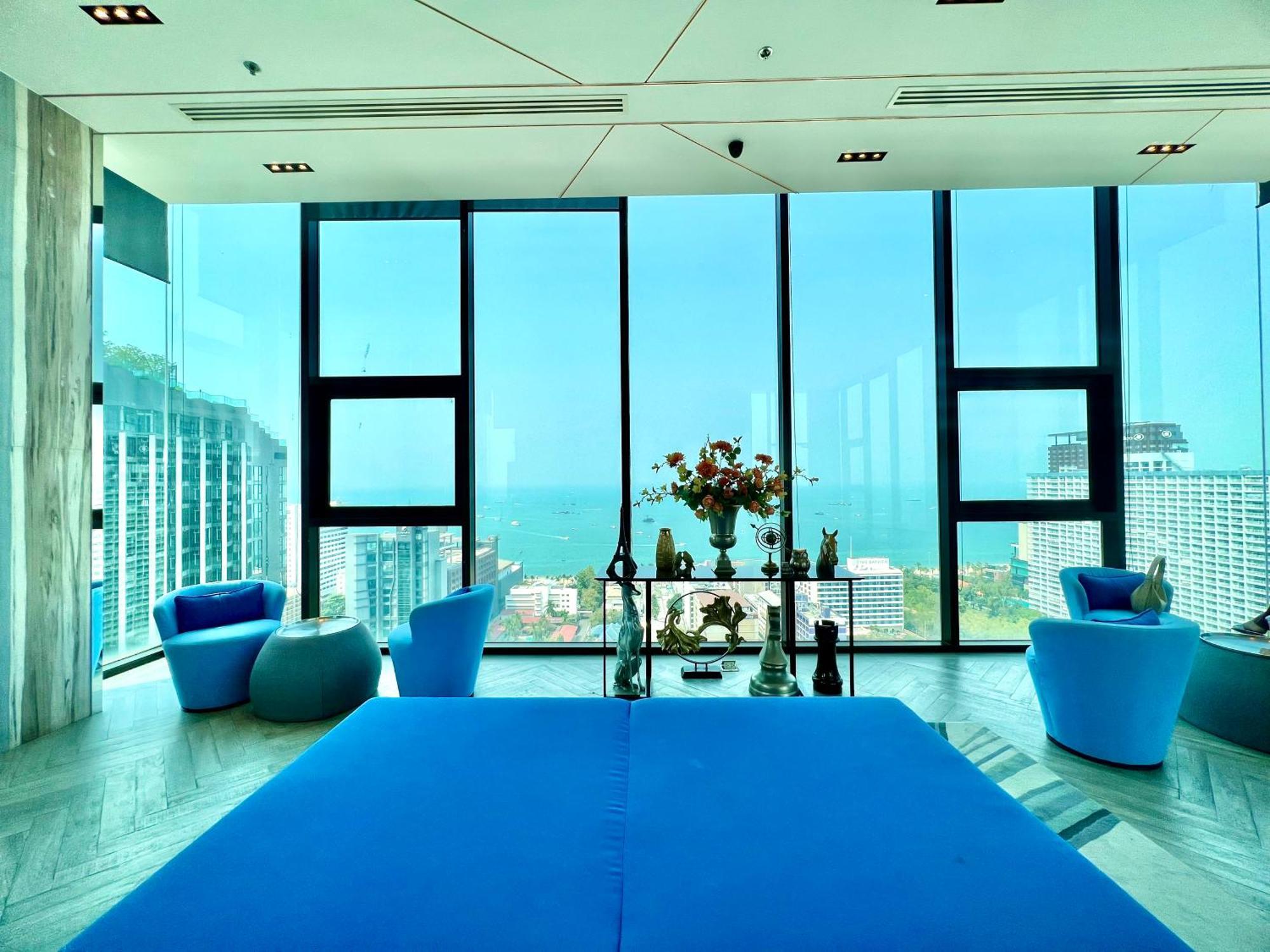 Sea View @the Base Apartment