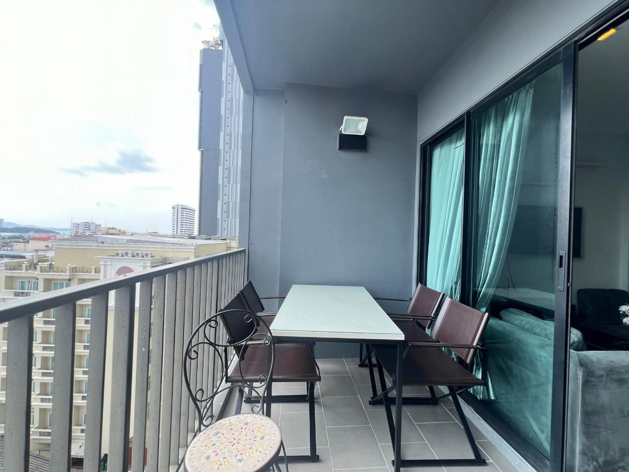 Apartment Downtown Lux Fun 2bedroom Rooftop Pool #taa16710 Pattaya
