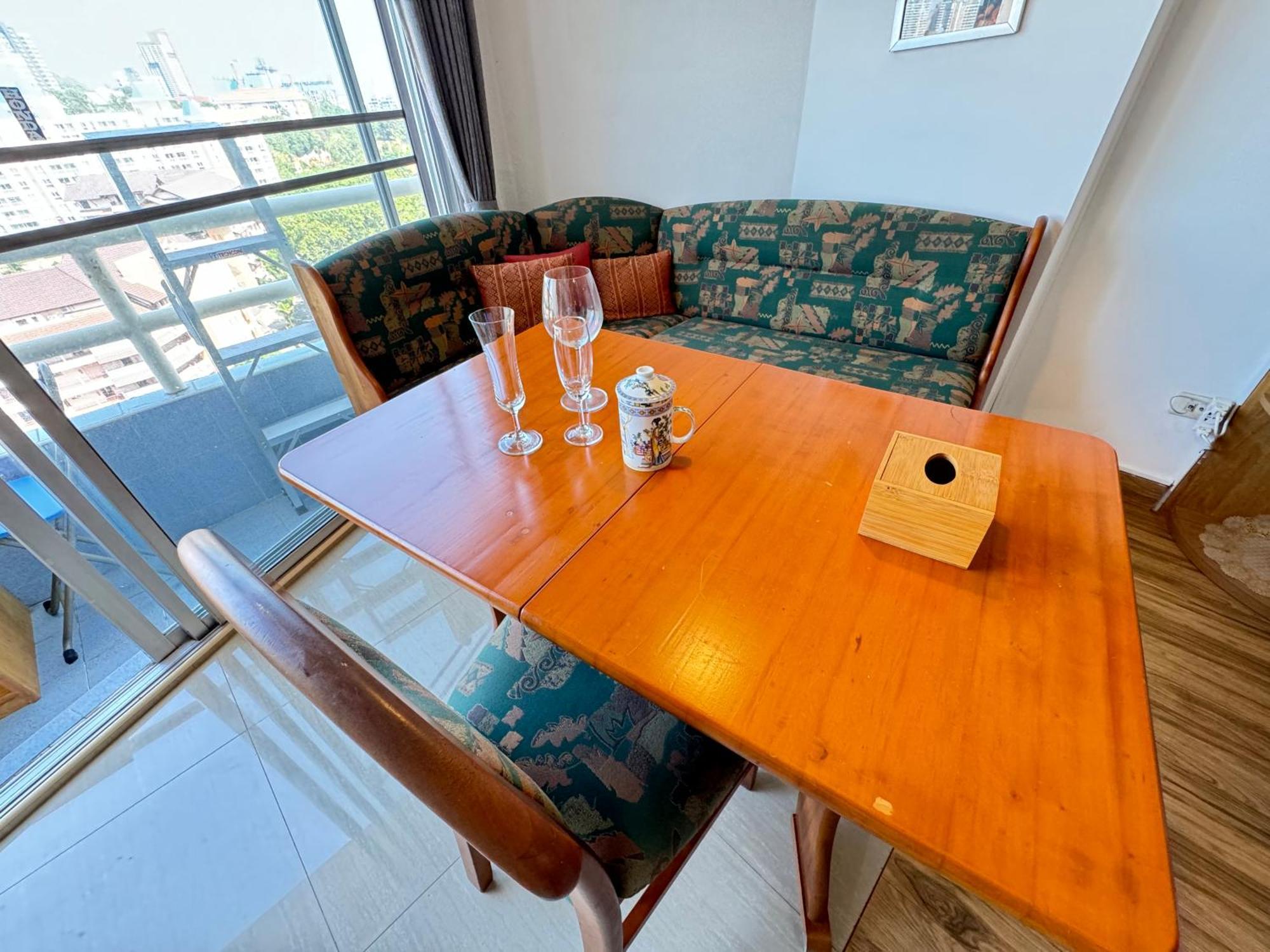 Apartment View Sea看海观景公寓 机场巴士站隔壁 出门双条车到芭提雅海滩、步行街和各㬌点 Pattaya
