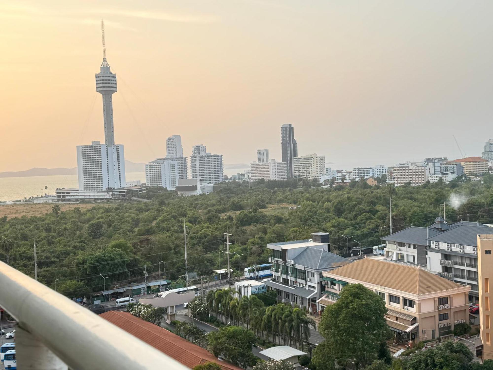 View Sea看海观景公寓 机场巴士站隔壁 出门双条车到芭提雅海滩、步行街和各㬌点 Apartment *