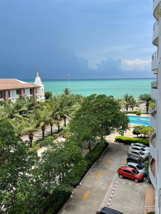 Moderne Og Delikat Pa Stranden I Jomtien