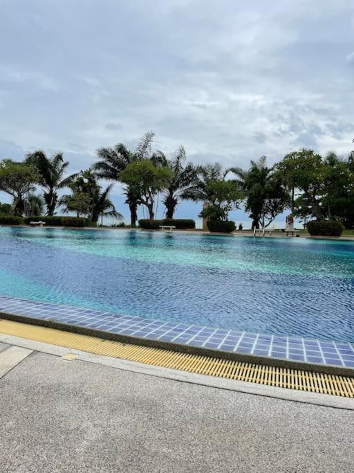 Moderne Og Delikat Pa Stranden I Jomtien