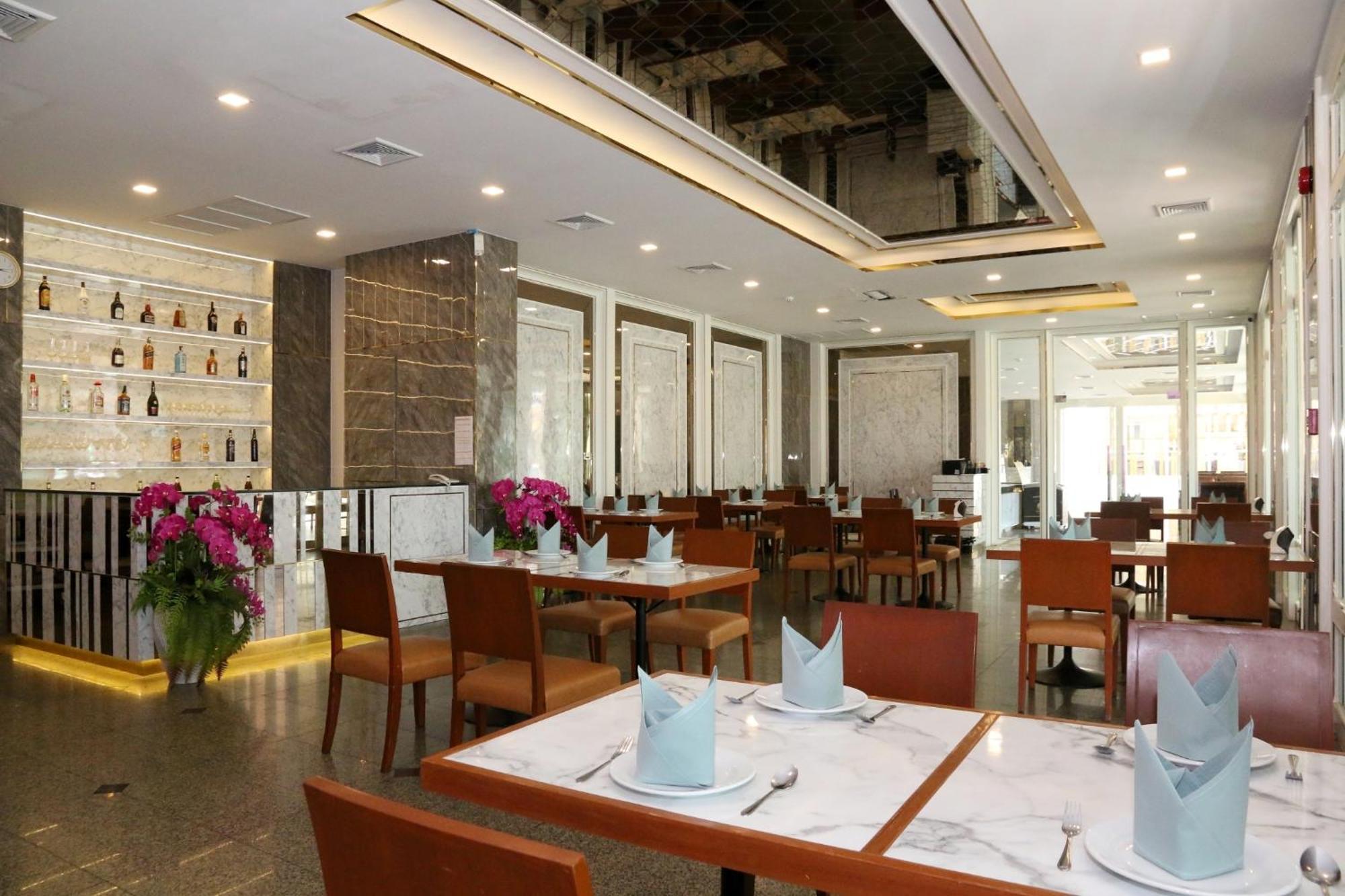 Crystal Palace Luxury Hotel 5*