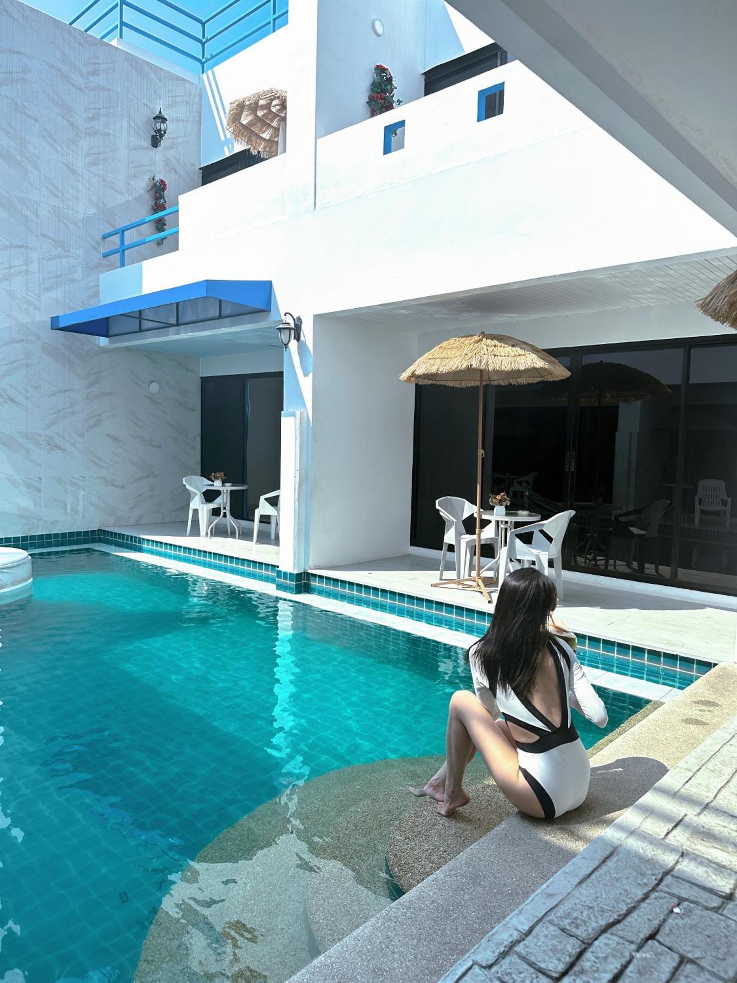 Mona Lisa Pool