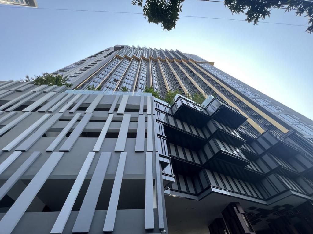 Edge Apartment *