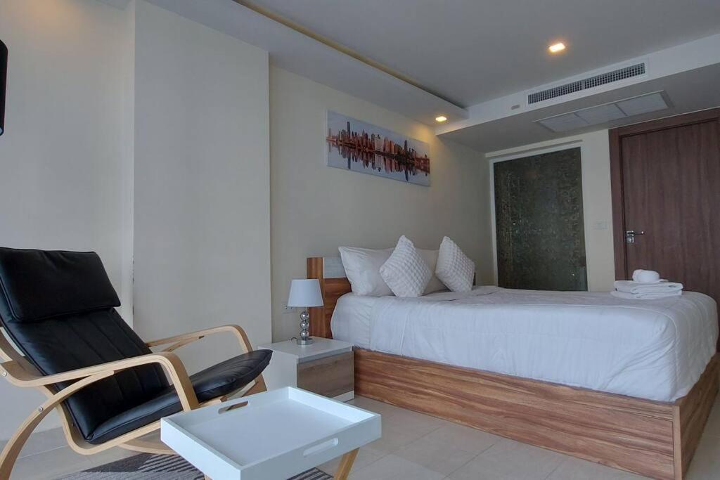 Grand Avenue Pattaya, Luxury Condo, 50sqm, Pool View