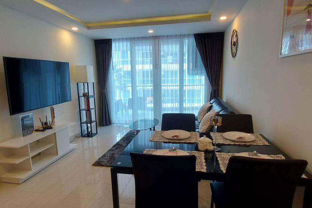 Grand Avenue, Luxury Suite, 72sqm Pool View With Lounge Area