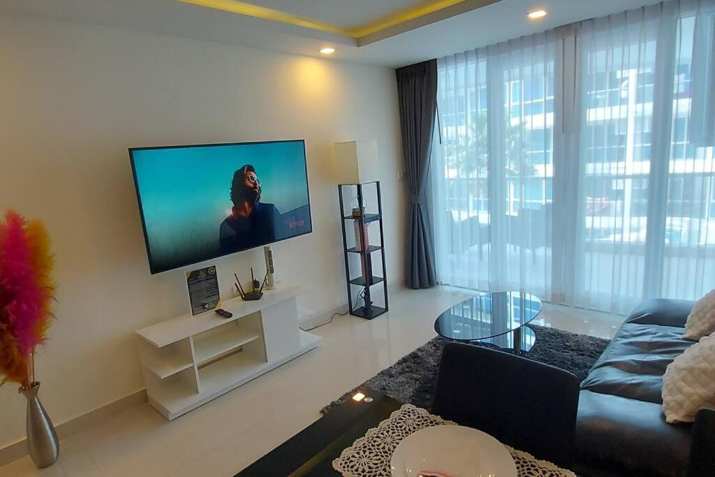 Grand Avenue, Luxury Suite, 72sqm Pool View With Lounge Area Pattaya