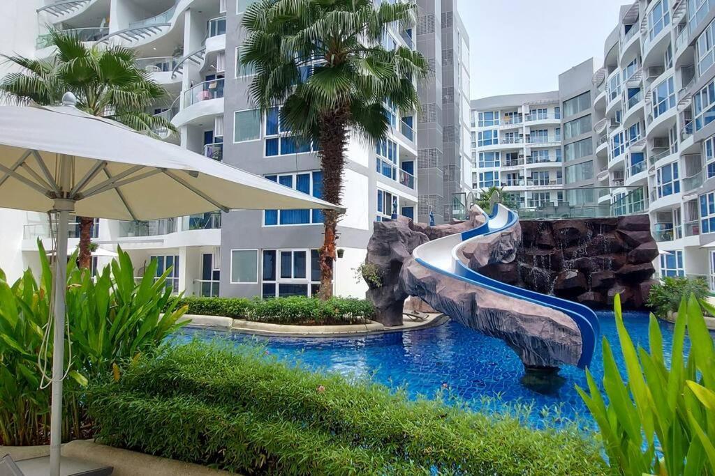 Grand Avenue, Luxury Suite, 72sqm Pool View With Lounge Area Pattaya