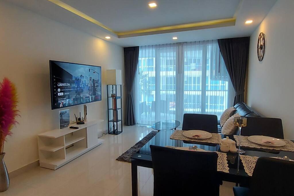 Grand Avenue, Luxury Suite, 72sqm Pool View With Lounge Area * Pattaya