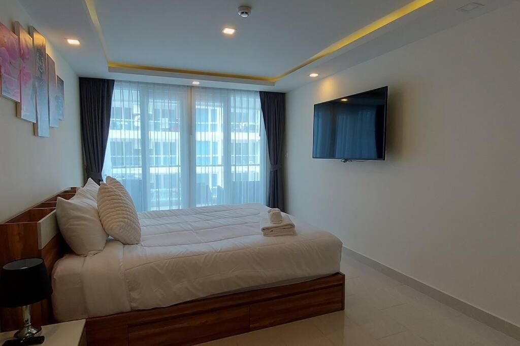 Grand Avenue, Luxury Suite, 72sqm Pool View With Lounge Area