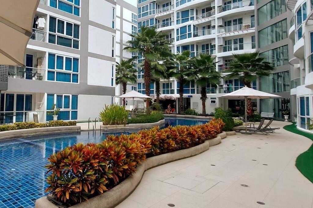 Grand Avenue, Luxury Suite, 72sqm Pool View With Lounge Area Pattaya