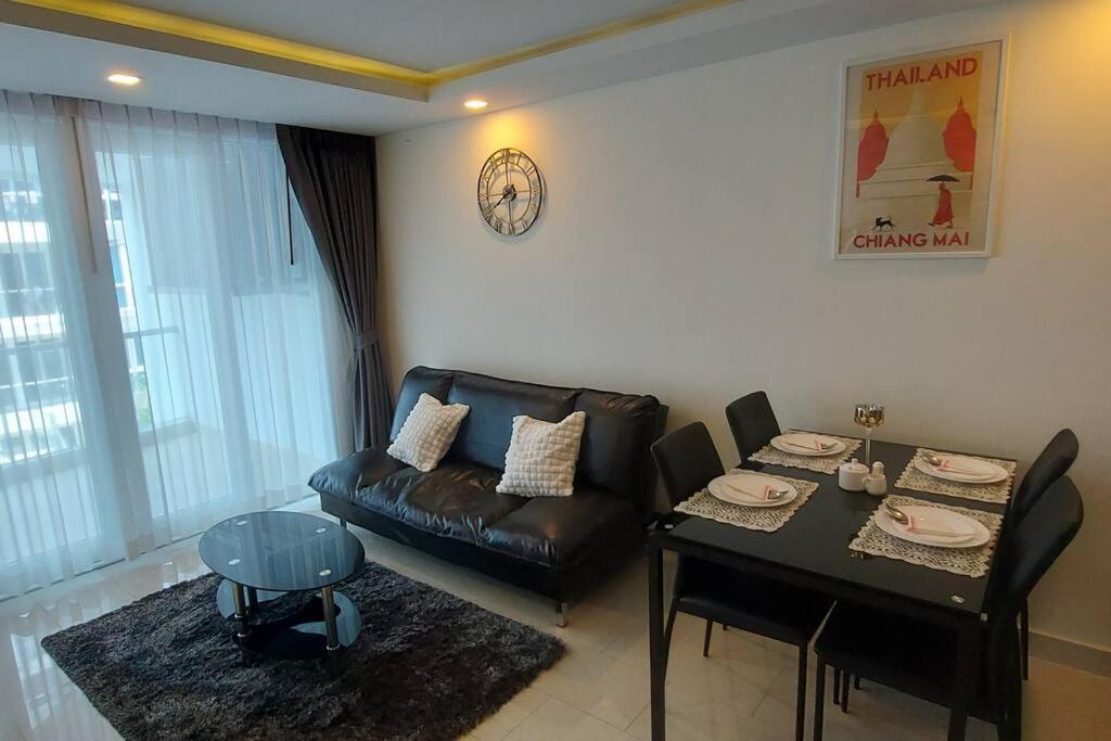 Grand Avenue, Luxury Suite, 72sqm Pool View With Lounge Area * Pattaya