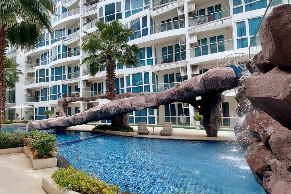 Grand Avenue, Luxury Suite, 72sqm Pool View With Lounge Area