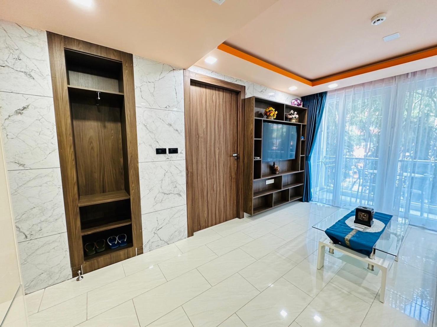 Luxury Business Suits In Grand Avenue By Estates Apartment *