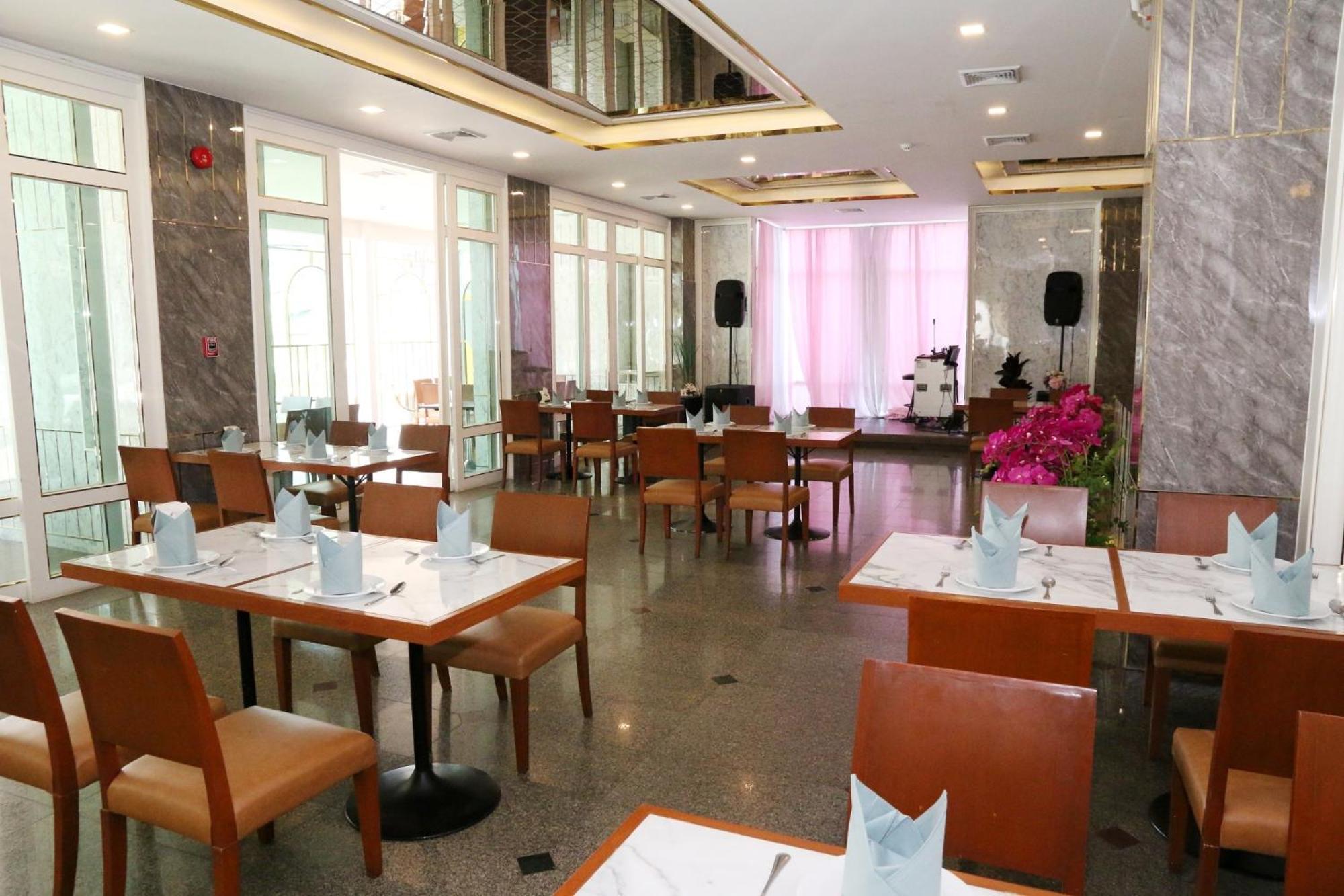 Crystal Palace Luxury Hotel